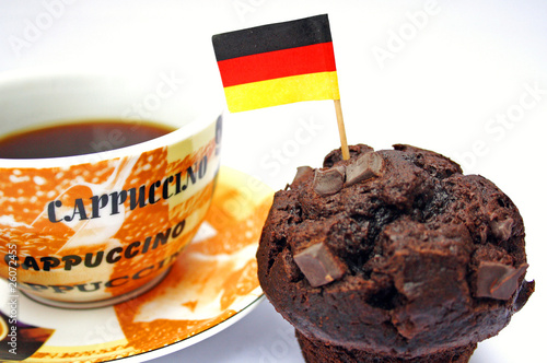 Muffin mit Deutschlandfahne und Kaffetasse