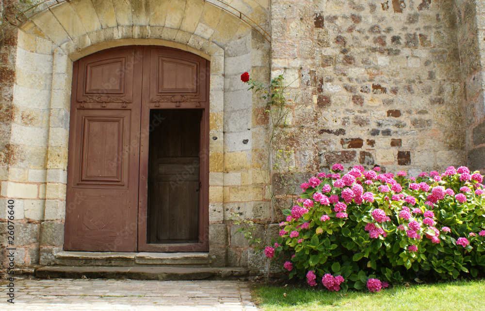 Porte d'entrée de la Collégiale Saint Pierre de Gerberoy