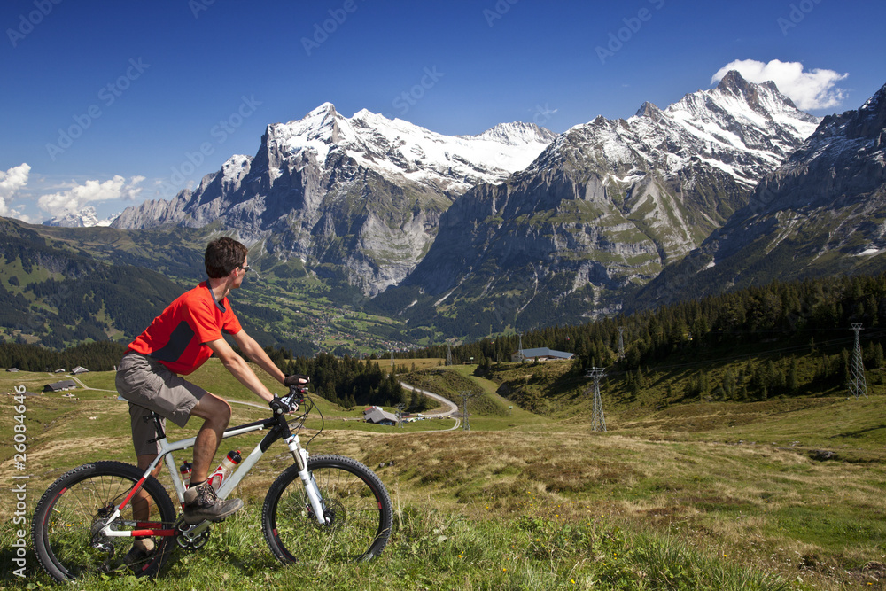 Mountain Bike in den Alpen vor Bergen