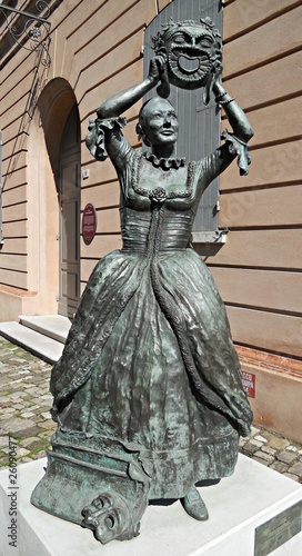 Statua attrice -teatro petrella - longiano