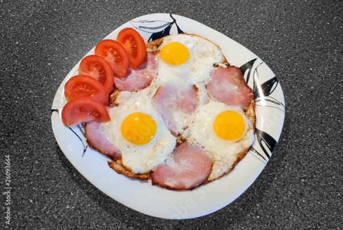 Fried eggs with ham and tomatoes
