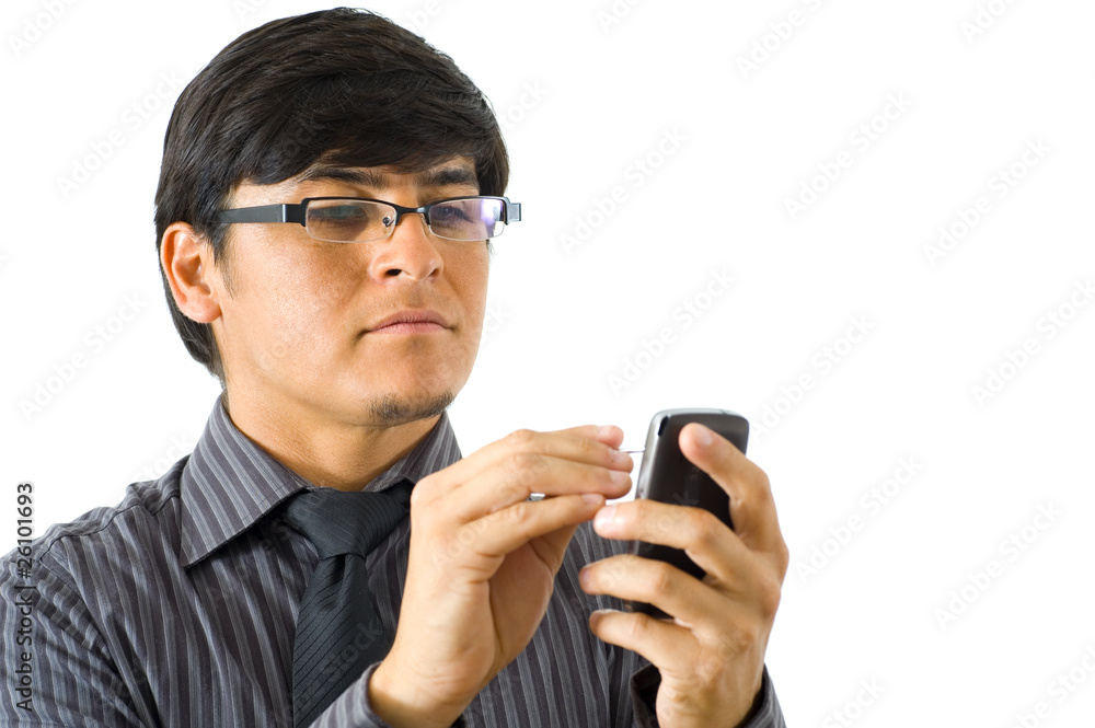 Mann mit Brille schreibt auf einem Smartphone Mann mit Brille schreibt auf einem Smartphone