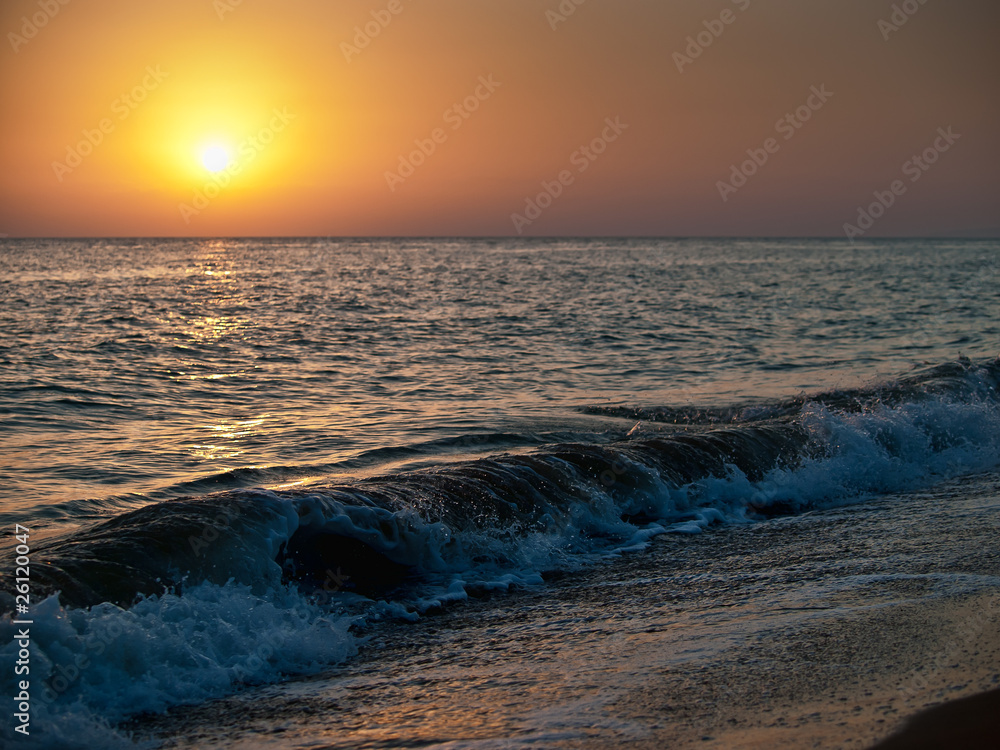 Obraz premium Sunset on a sea and wave