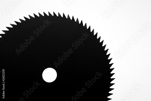 lame de scie circulaire noire sur fond blanc photo