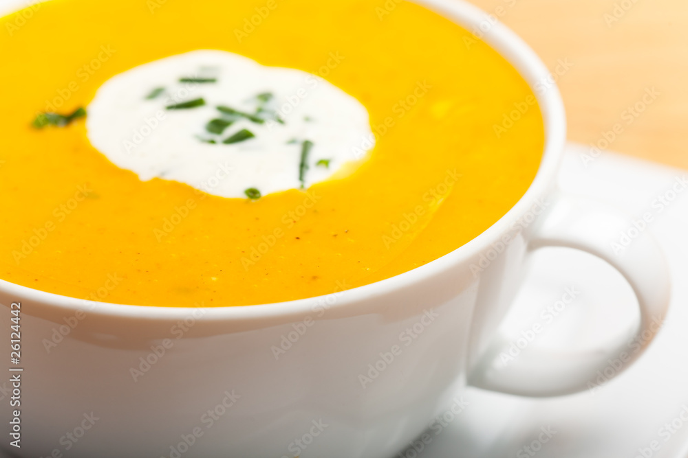 Kürbissuppe in einer weißen Suppentasse Kürbissuppe in einer weißen Suppentasse