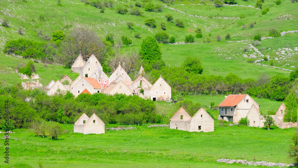 Verfallenes Dorf in Bosnien no.1