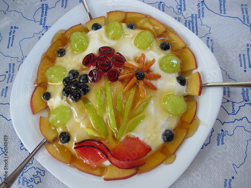 griechischer joghurt mit honig umd früchten photo