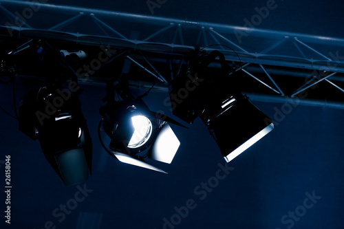 Drei Scheinwerfer an einer Traverse