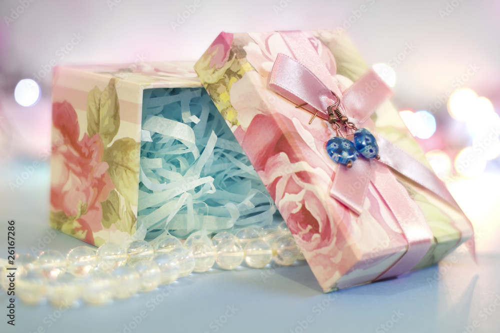 Gift box with beads and earrings Gift box with beads and earrings