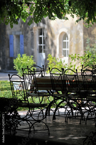table et ombre dans gite provencal