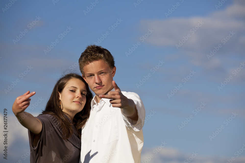 arrogantes Teenager - Paar zeigt Mittelfinger arrogantes Teenager - Paar zeigt Mittelfinger
