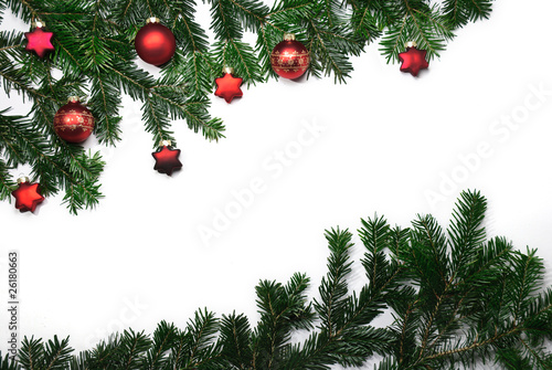 Rahmen aus Tannenzweigen mit roten Christbaumkugeln
