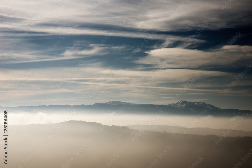 Fototapeta premium Mist and clouds with mountains in the middle