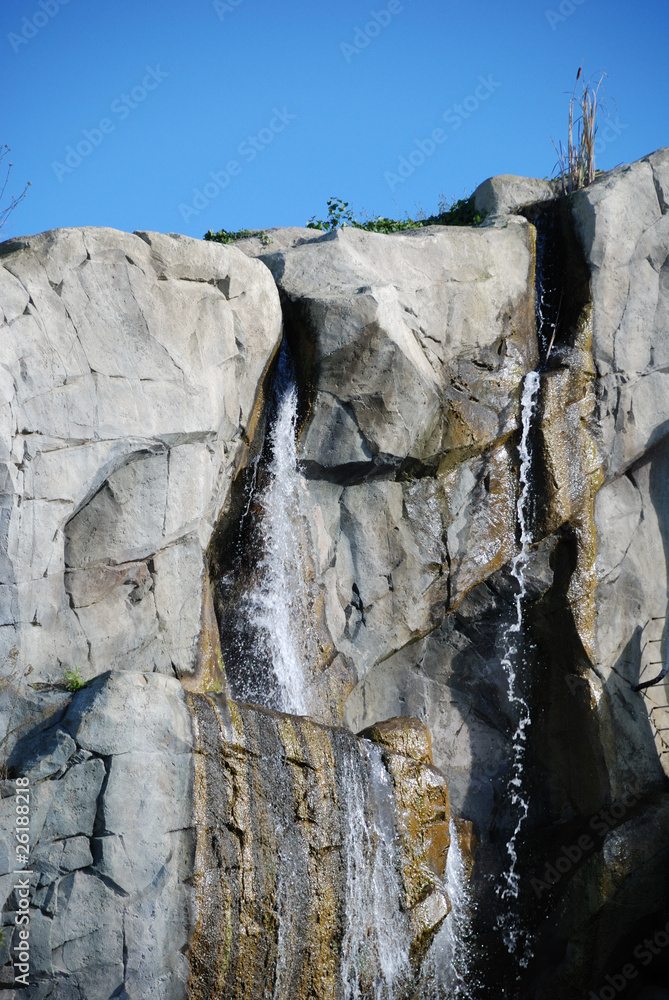 Fototapeta premium cascata tra le roccie