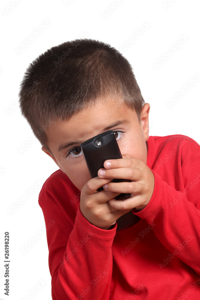bambino usa telecomando televisione su fondo bianco bambino usa telecomando televisione su fondo bianco