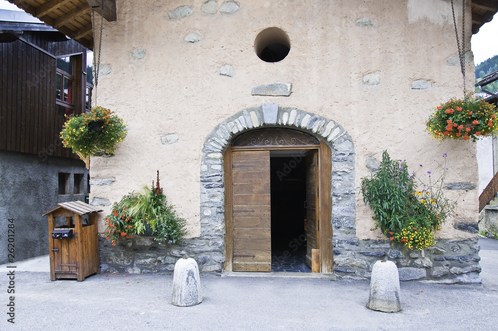 Fototapeta premium Fachadas de casa en el pueblo de Le Praz