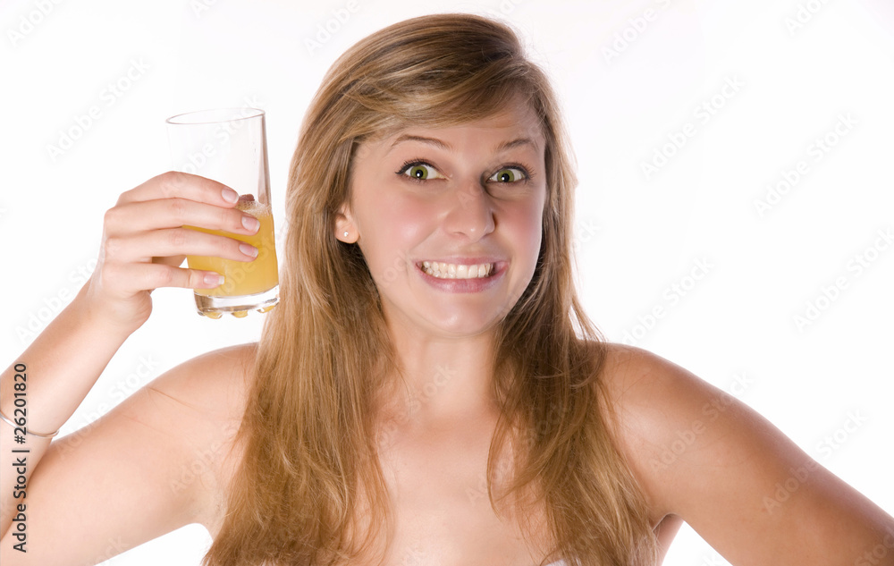 expression - jolie femme qui présente un verre de jus de fruits expression - jolie femme qui présente un verre de jus de fruits