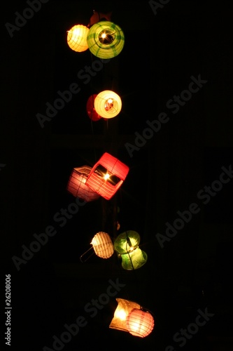 Eine bunte hängende Lichterkette