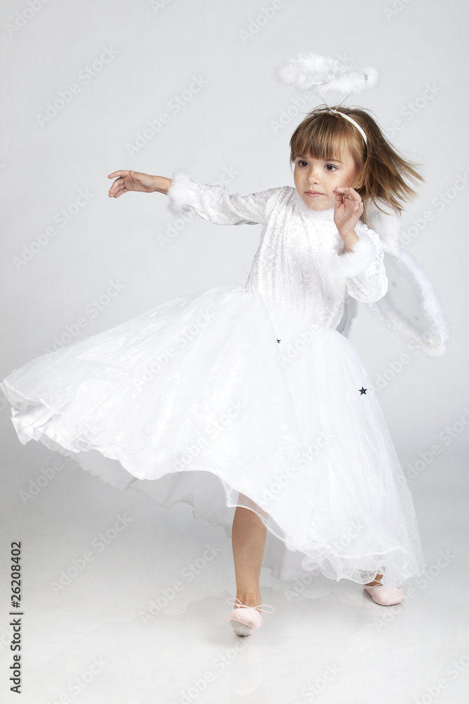 Naklejka premium Cute little girl dressed as an angel ready to fly