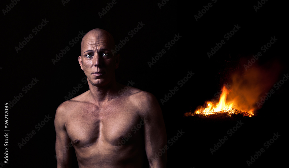 Fototapeta premium Mann vor der Feuerstelle