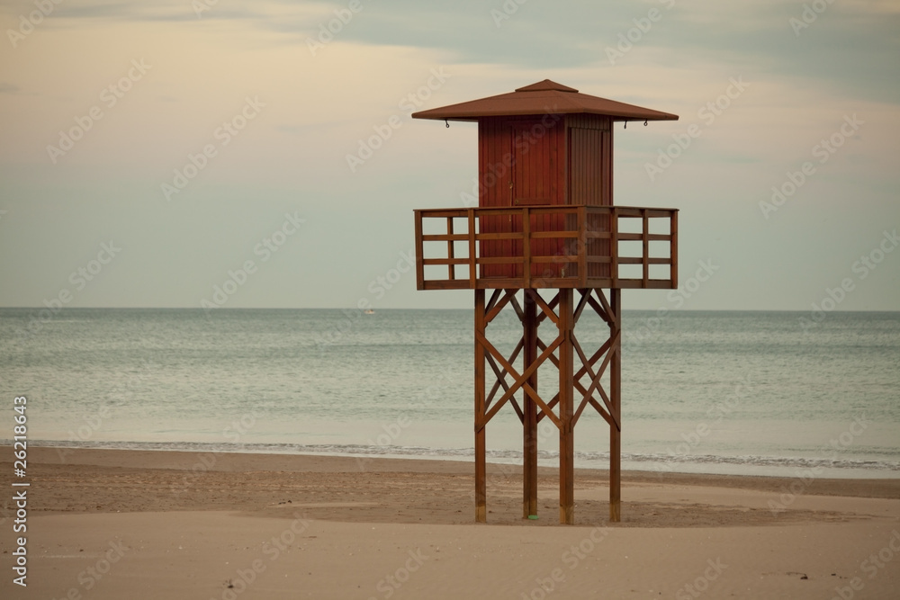Torre de vigilancia en la playa