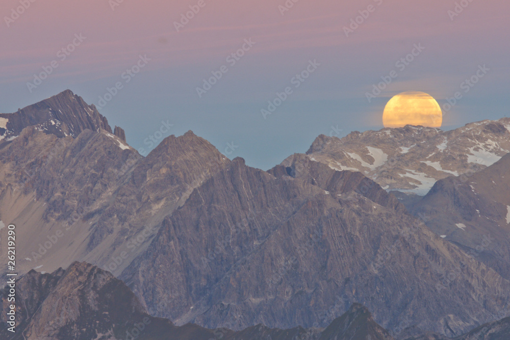 Obraz premium Monduntergang in den Alpen