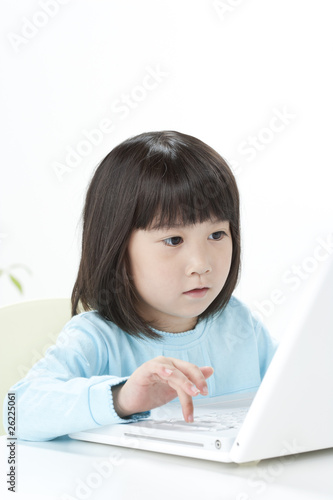 パソコンをする女の子
