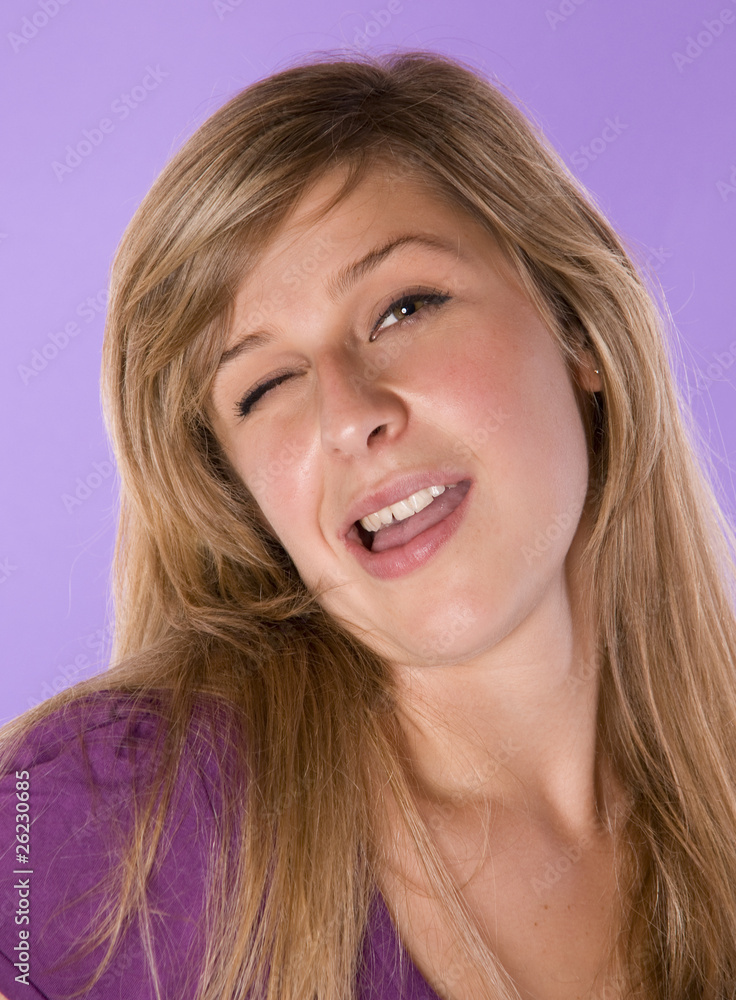 clin d'oeil sur fond violet clin d'oeil sur fond violet