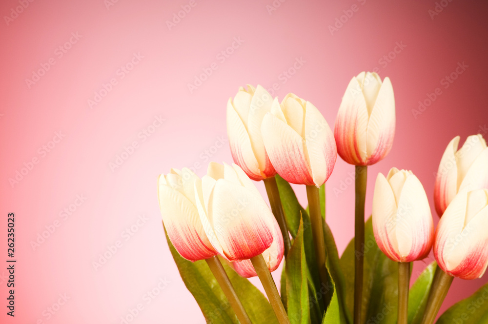 Naklejka premium Bunch of tulip flowers on the table