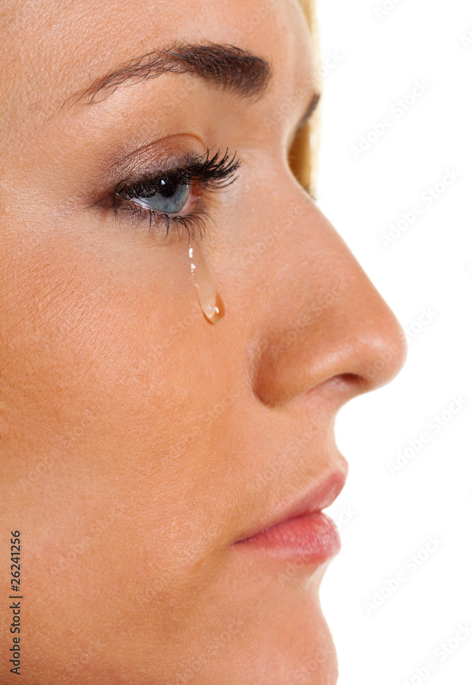 Traurige Frau weint Träne. Symbolphoto Angst und Gewalt Traurige Frau weint Träne. Symbolphoto Angst und Gewalt