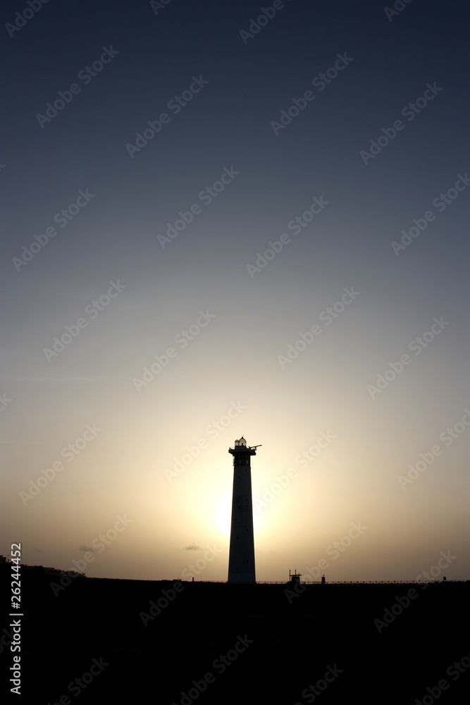 romantischer sonnenaufgang mit leuchtturm