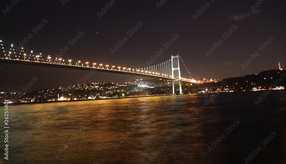 Fototapeta premium Bosporus Bridge at night in istanbul, Turkey