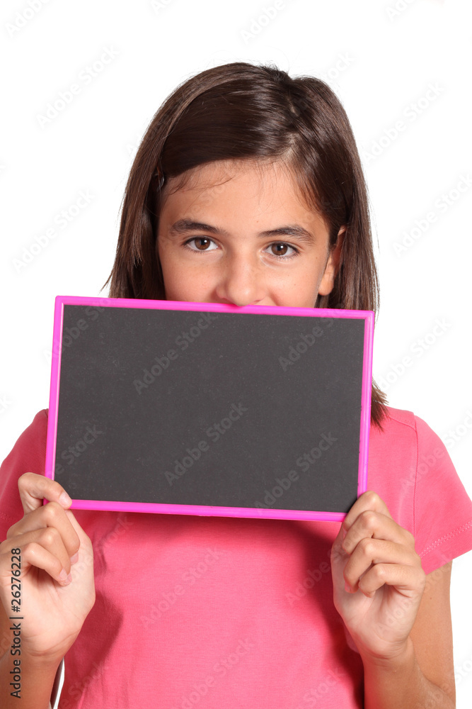bambina con piccola lavagna nera bambina con piccola lavagna nera