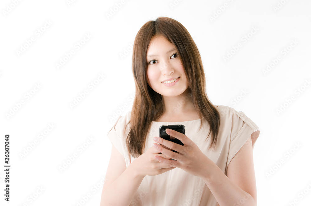 スマートフォンを操作する女性 スマートフォンを操作する女性