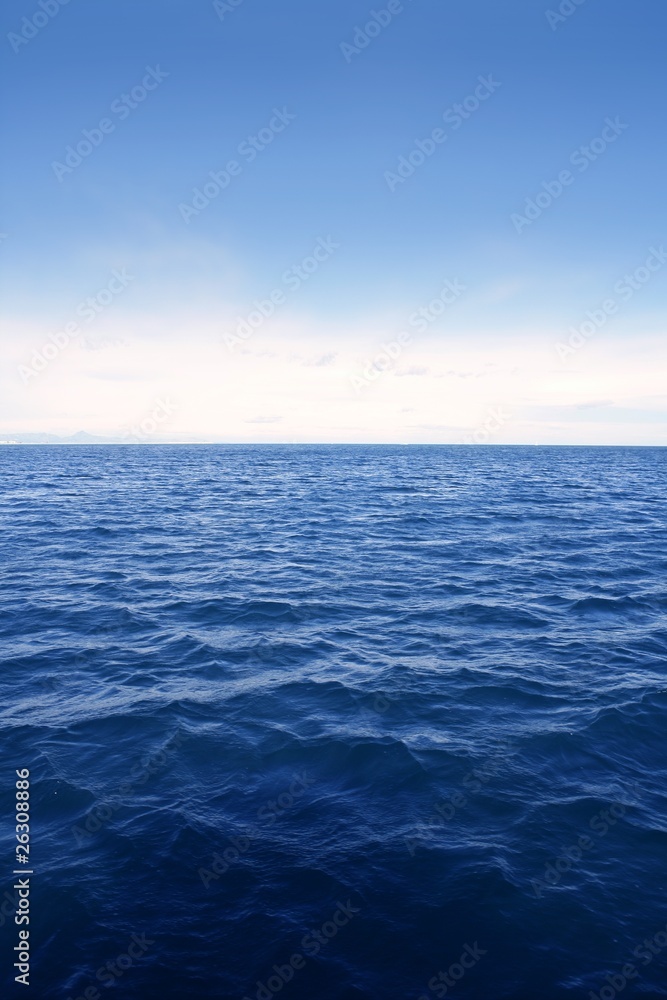 Fototapeta premium Niebieski prosty czysty widok na morze pejzaż morski w pionie