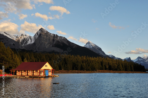 Fotografering The Boathouse at Maligne Lake at Sunset, Jasper