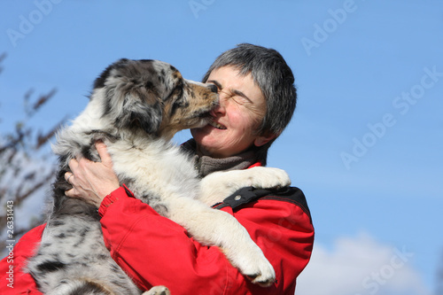 Fotografi jeune berger australien embrassant sa maîtresse