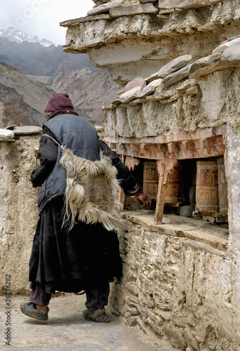 Vecchia donna del Ladakh photo