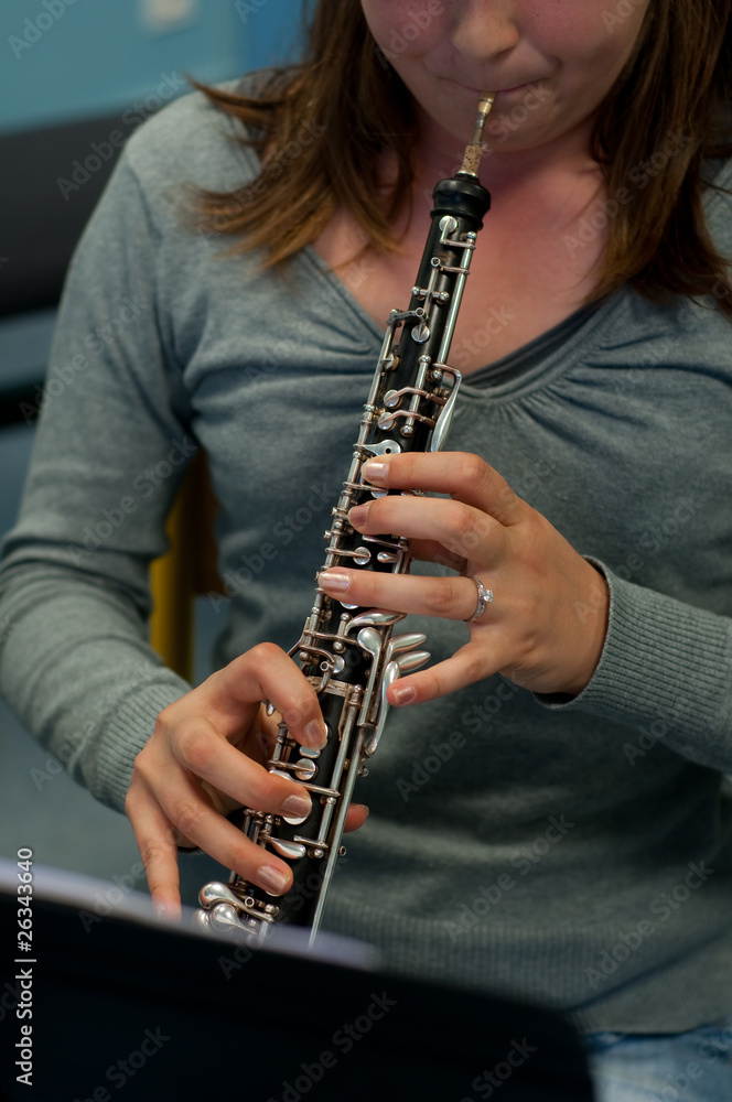 Fototapeta premium petite fille et son instrument