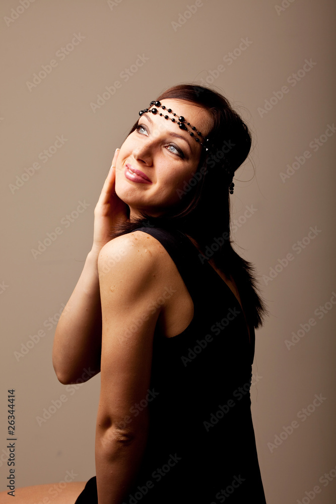 Donna Orientale sorridente con abito nero Donna Orientale sorridente con abito nero