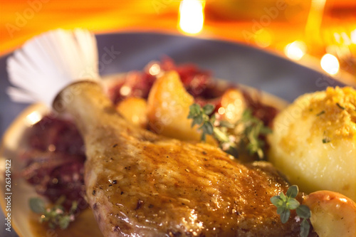 Entenkeule mit Rotkohl und Knoedel auf festlicher Tafel