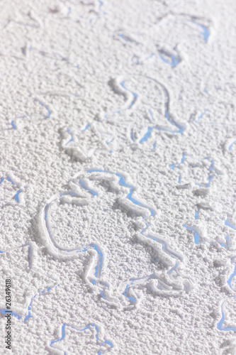 Weihnachtliche Umrisse auf einem Puderzuckerfond