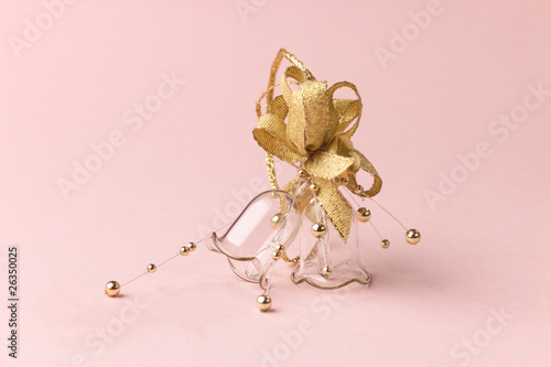 Weihnachtsdeko Gloeckchen mit goldener Schleife