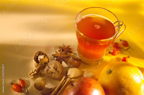 Gluehwein mit Anis, Zimt Nuessen, Apfel und Orange