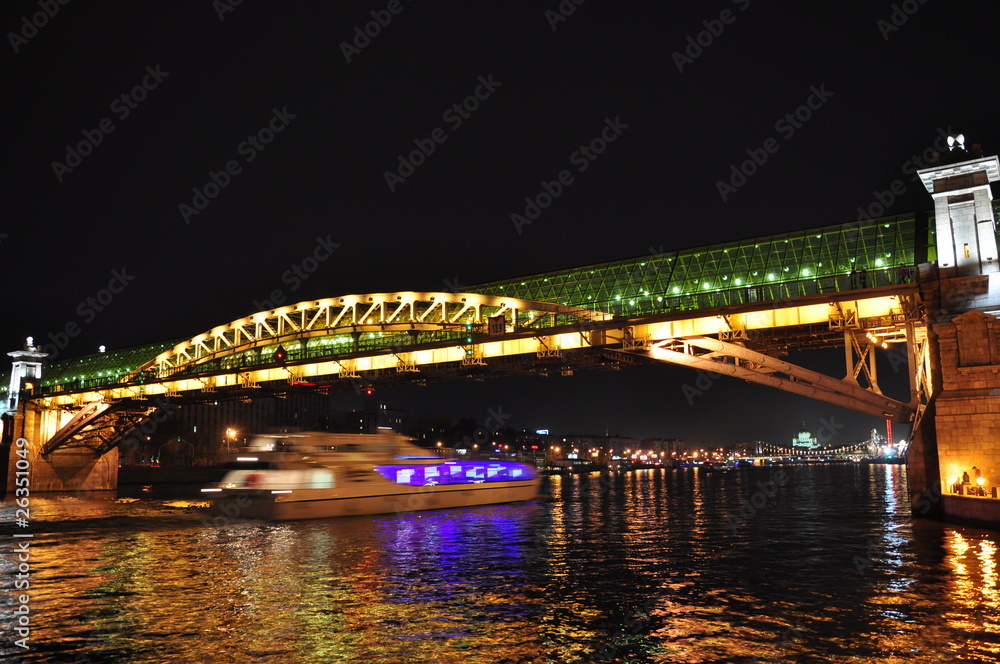 Fototapeta premium Andreevskiy Bridge at night. Moscow, Russia.