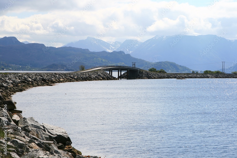Obraz premium Brücke zwischen zwei Inseln in Norwegen