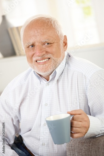 Tapety artystyczne Smiling old man having coffee