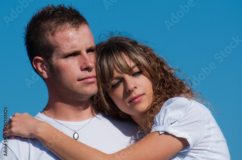 jeune couple amoureux et rêveurs