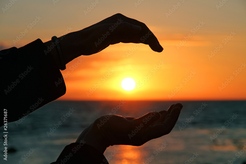 Obraz premium Sonne zwischen den Händen