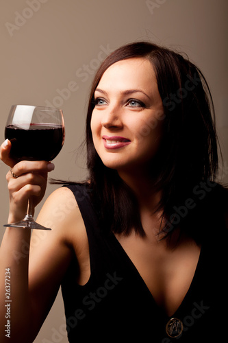 Donna sorridente con calice di vino rosso